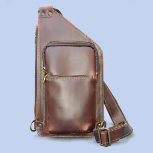 Frente de la mariconera Garda de piel pull up chedrón para hombre. Marca Tuttapelle.